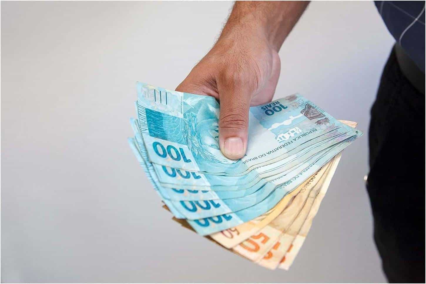 MP aumenta salário mínimo para R$ 1.320 a partir de maio