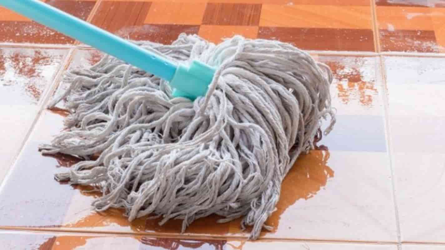 Mistura caseira POTENTE para tirar manchas e dar brilho ao chão