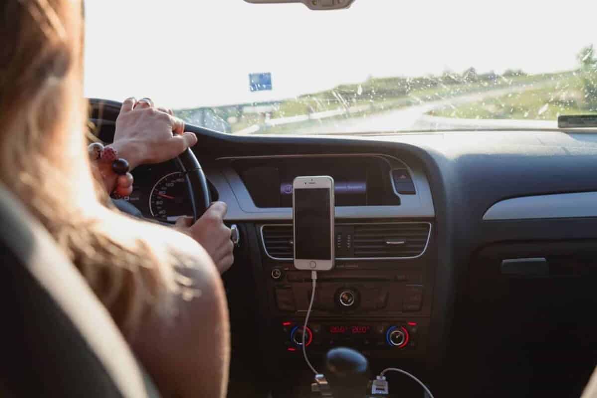 POR QUE no Brasil o volante é a esquerda e em outros países é a direita?