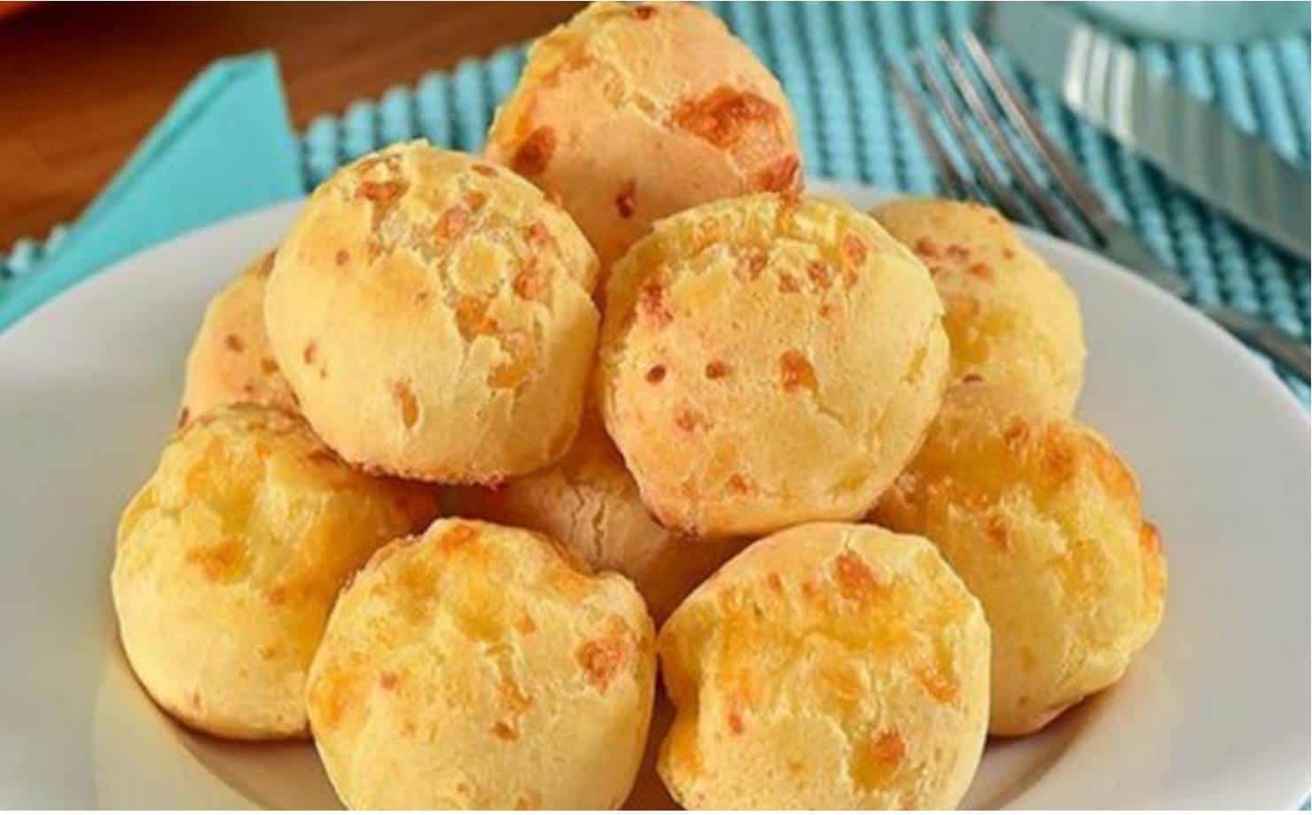 Este pão de queijo temperado é feito no liquidificador e possui um segredo que vou te contar aqui!