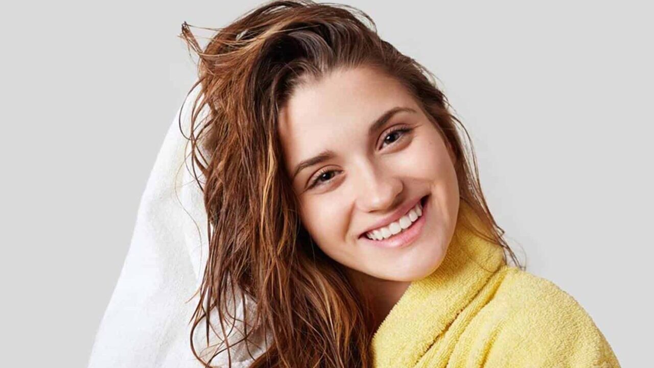 Por que você não deve dormir com o cabelo molhado?