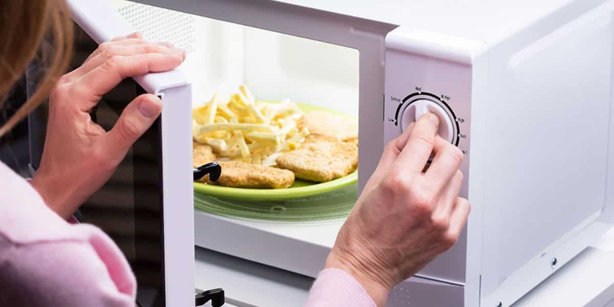 Este é o erro que você nunca deve cometer ao usar o micro-ondas