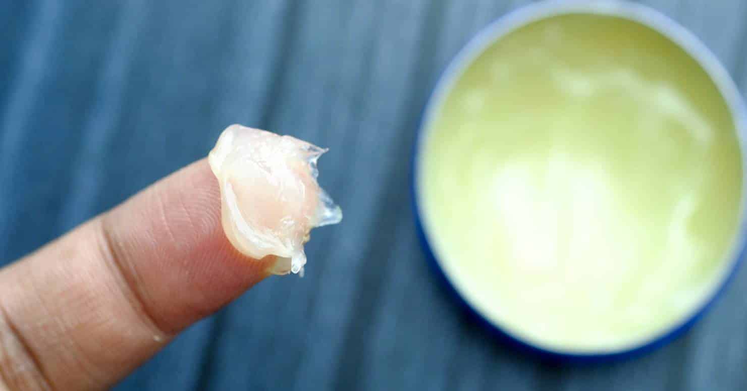 É SEGURO USAR VASELINA NO ROSTO? Veja prós e contras