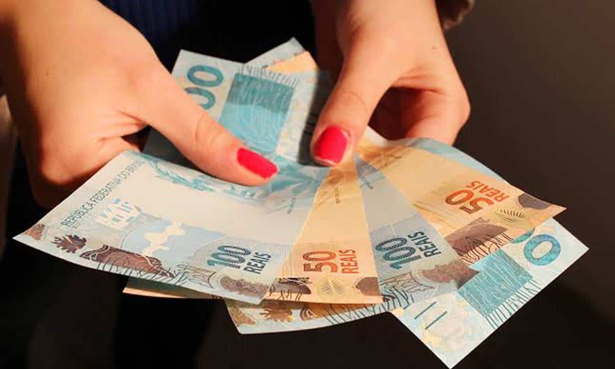 Parcela retroativa de R$ 1.320 é paga e trabalhadores COMEMORAM