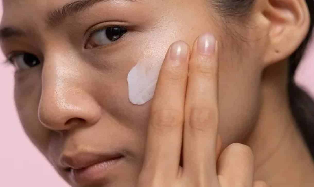 Aprenda a fazer um creme de arroz para clarear manchas da pele