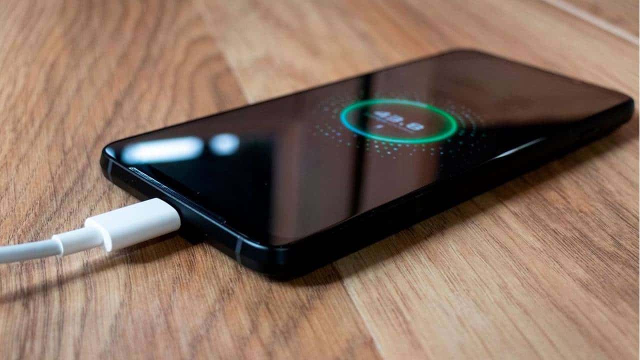 Descobri um MÉTODO INFALÍVEL para carregar o celular rapidamente em tempo Record