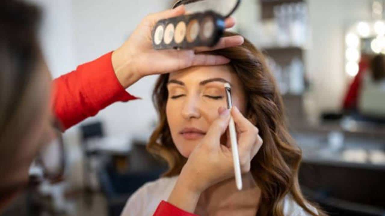 5 TRUQUES para se maquiar e parecer mais jovem