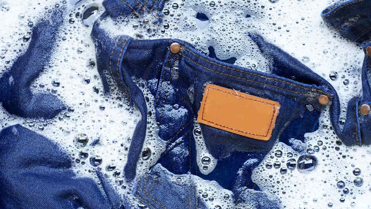 PARE DE FAZER ERRADO: Com que frequência devemos lavar calças jeans?