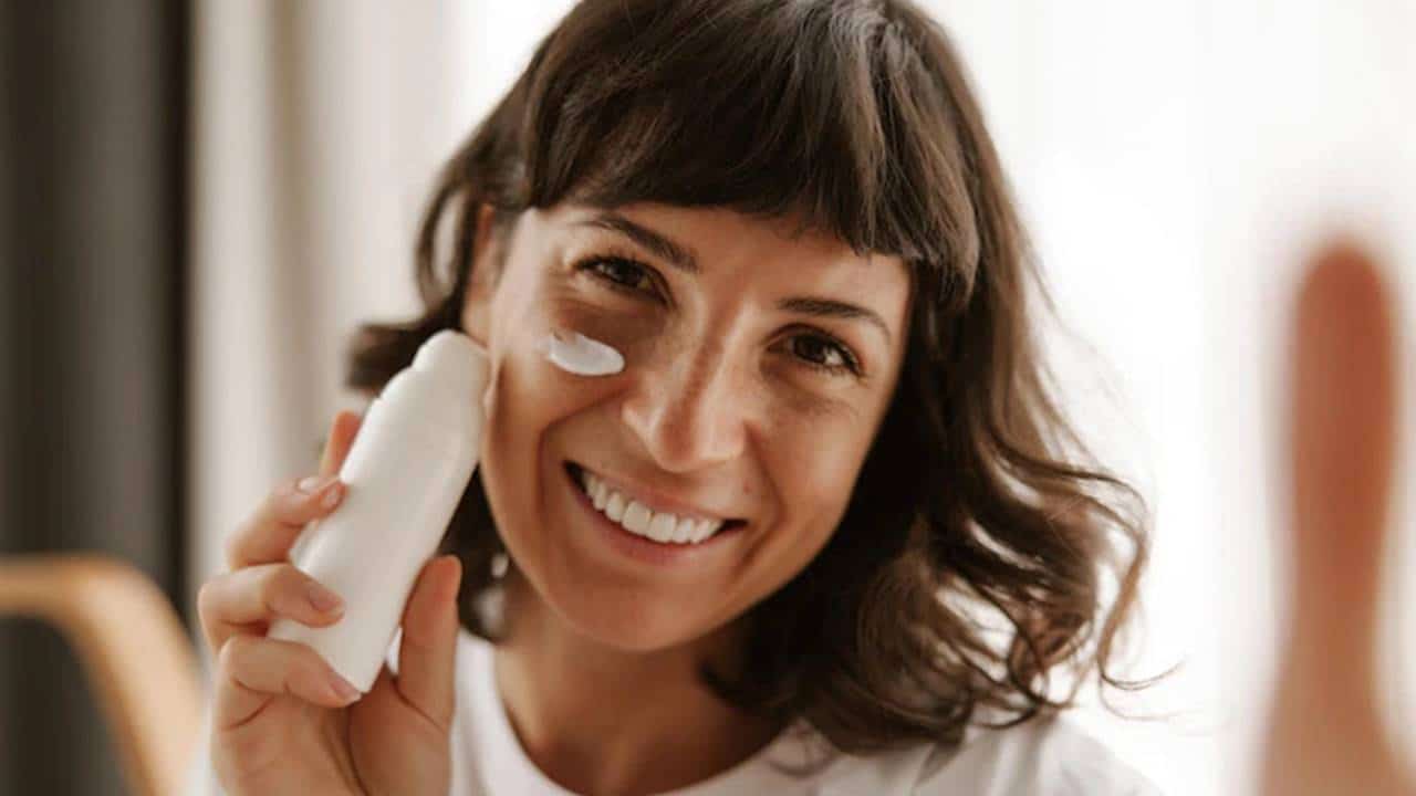 Prepare um PODEROSO creme para o contorno dos olhos com ingredientes caseiros