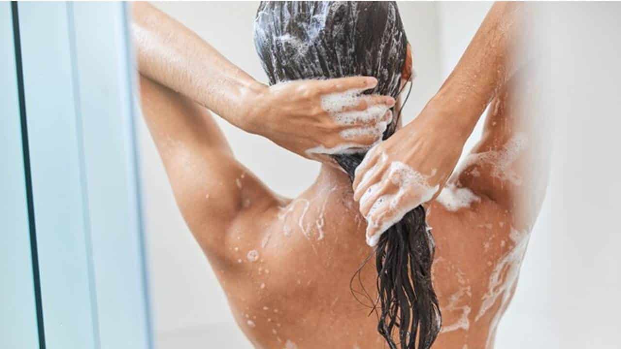 Adicione este óleo ao seu shampoo para fazer o cabelo crescer rápido!