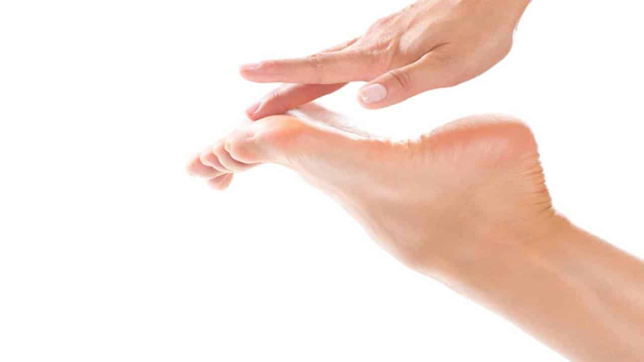 Três formas EFICAZES de remover a pele morta dos pés e deixá-los lisos