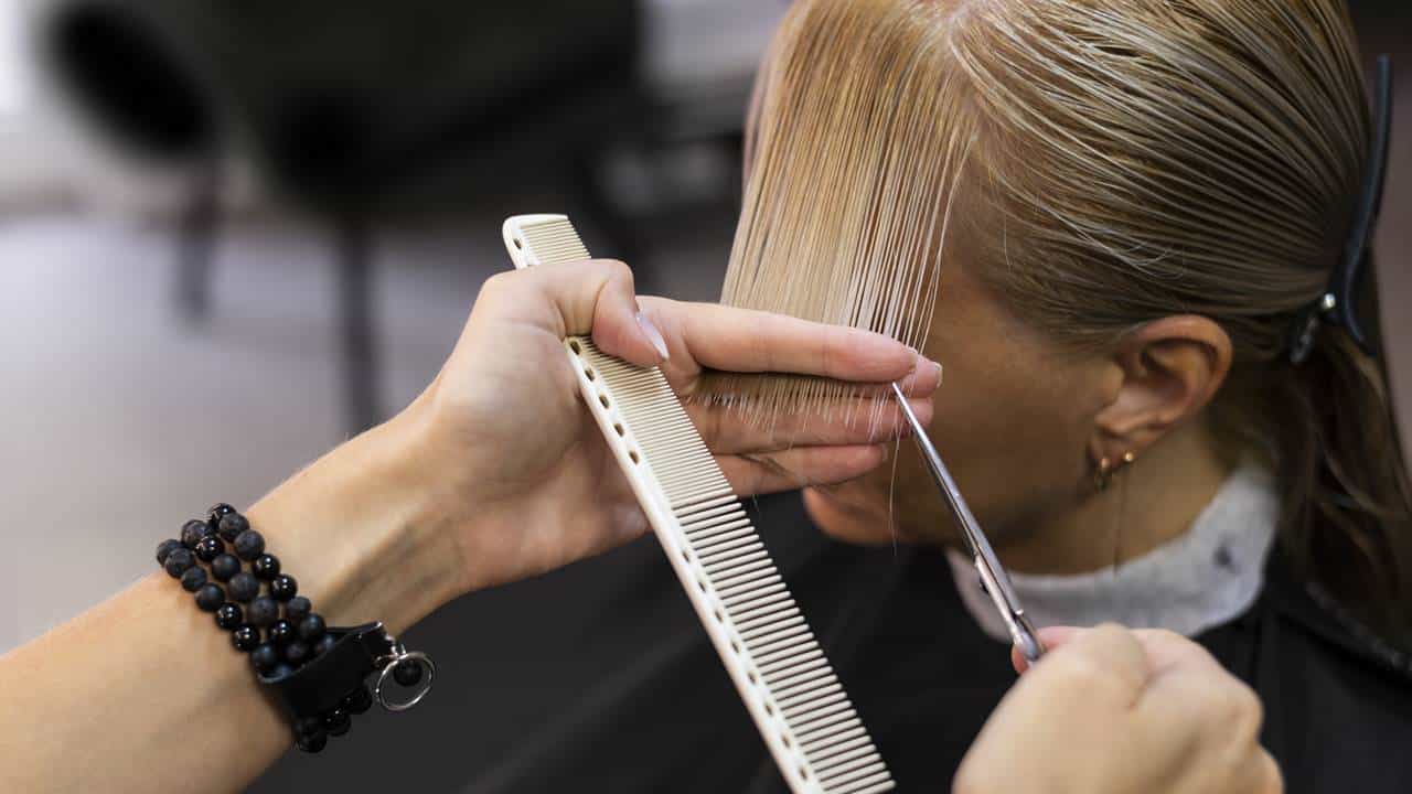 CONHEÇA A NOVA VERSÃO do corte de cabelo em V para 2023: você vai adorar