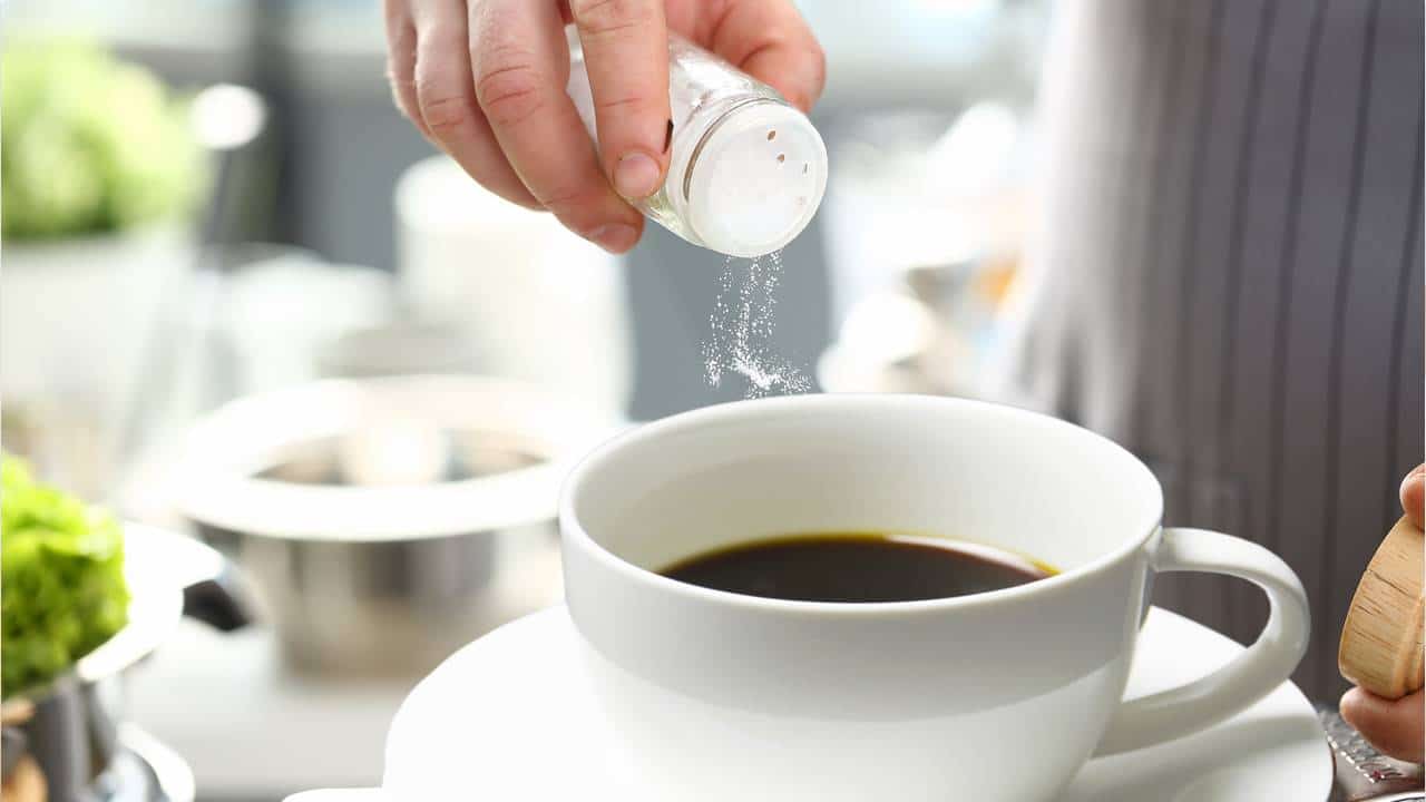 VOCÊ NÃO VAI ACREDITAR: É por isso que algumas pessoas colocam SAL NO CAFÉ