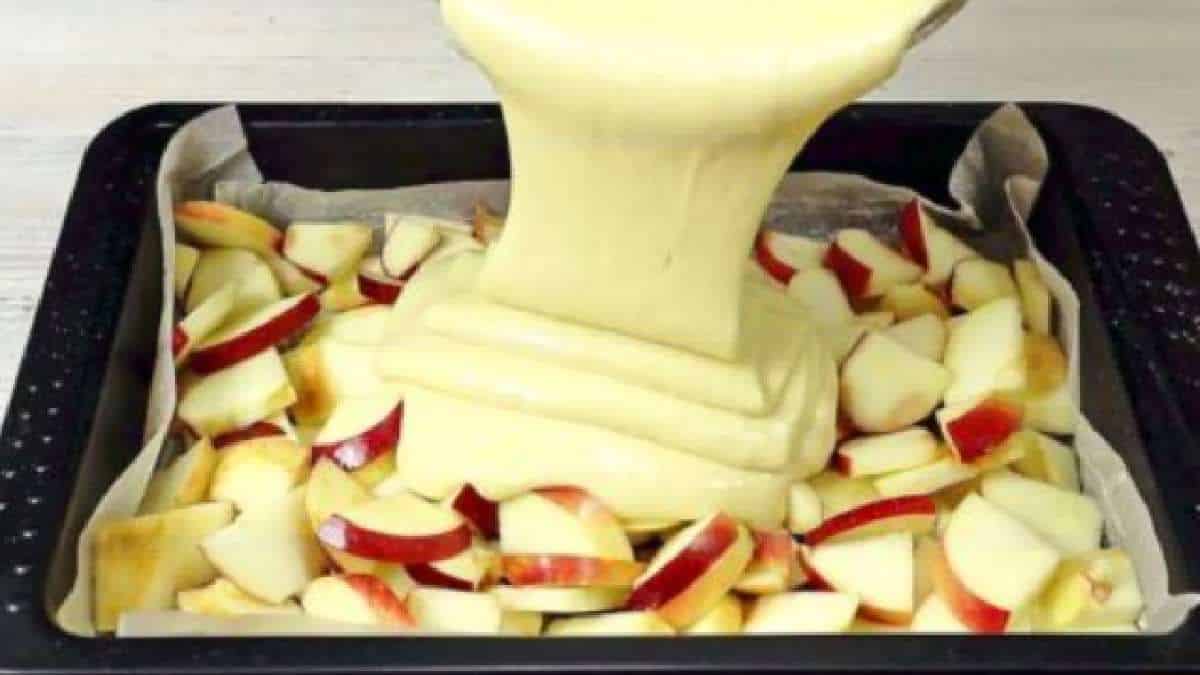 COLOQUE as maçãs em uma forma e despeje a massa: um bolo pronto em apenas 5 minutos!