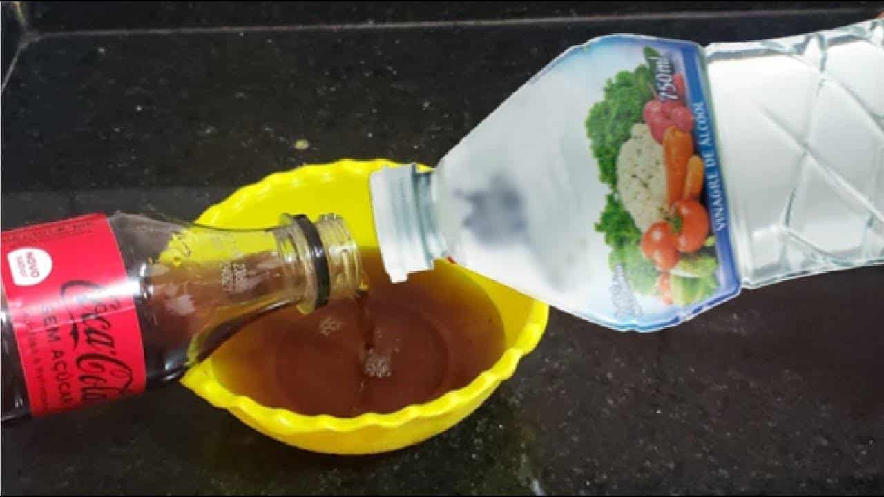 POR QUE misturar refrigerante de cola com vinagre para limpeza? Surpreendente!
