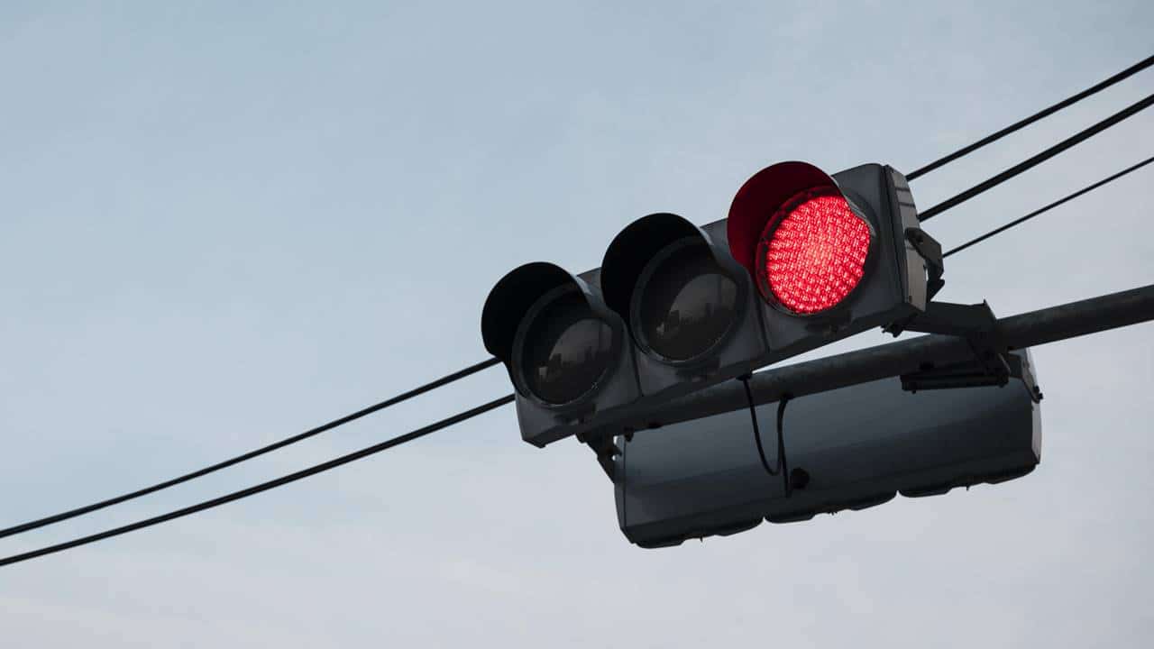 Definido o VALOR DA MULTA para quem furar o sinal vermelho em 2024