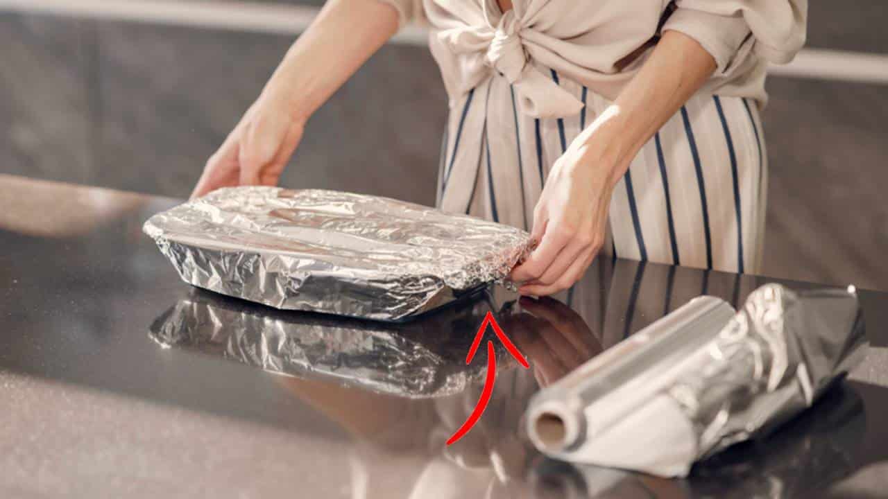 ALERTA GERAL: Por que você não deve guardar alimentos na geladeira com papel alumínio?