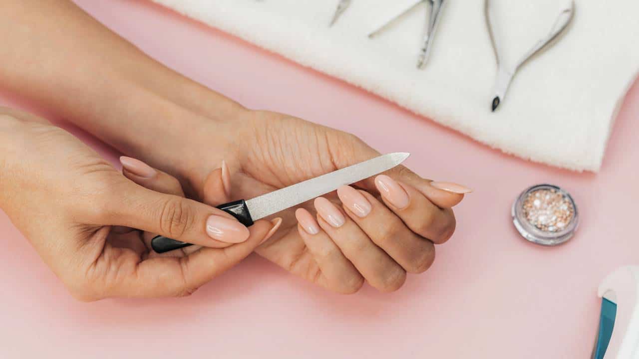 Unhas de gel 2024: cores da moda ideais para mulheres morenas