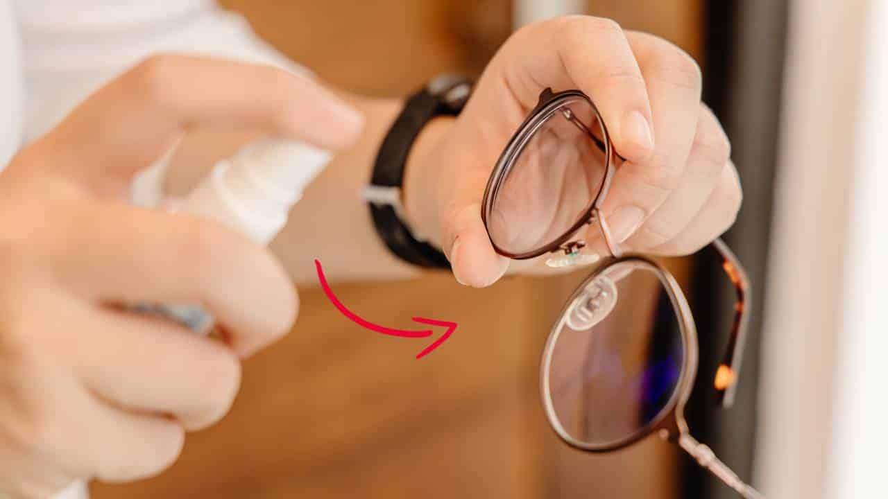 3 formas incríveis de remover arranhões de óculos: passo a passo!