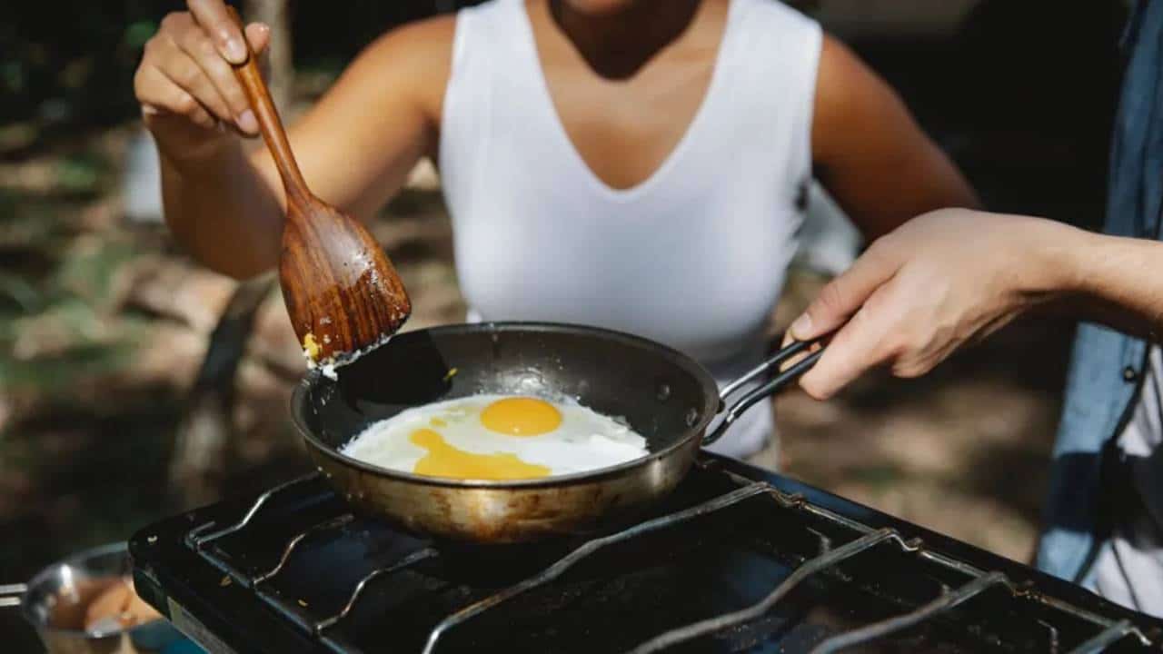 Essa é a MELHOR maneira de fazer ovo frito SEM ÓLEO: quer apostar que funciona?