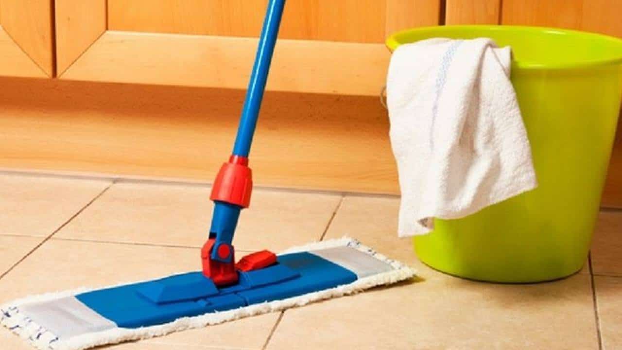 Limpador de piso com 3 ingredientes baratos: Ideal para banheiro e cozinha!