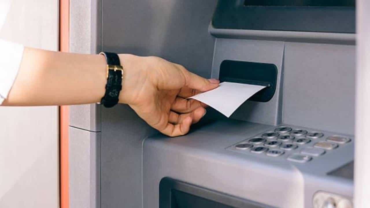 POR QUE é perigoso imprimir o recibo ao sacar ou tirar extrato em Caixas Eletrônicos?