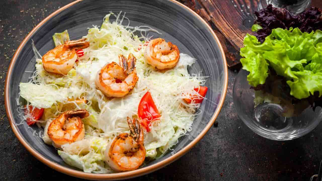 Salada de camarão com abacaxi: uma perfeita combinação