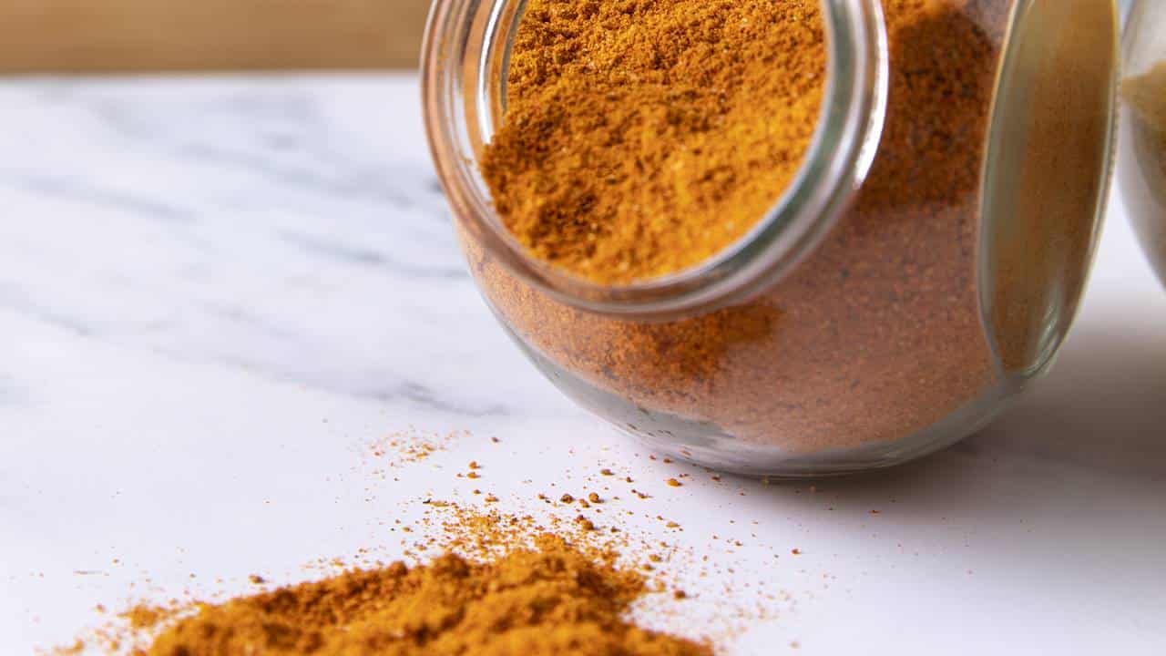 DONA DE CASA revela motivo para jogar uma PITADA DE CANELA no piso de sua casa