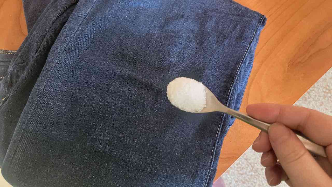 POR QUE você deve colocar açúcar nas calças jeans antes de lavá-las na máquina?