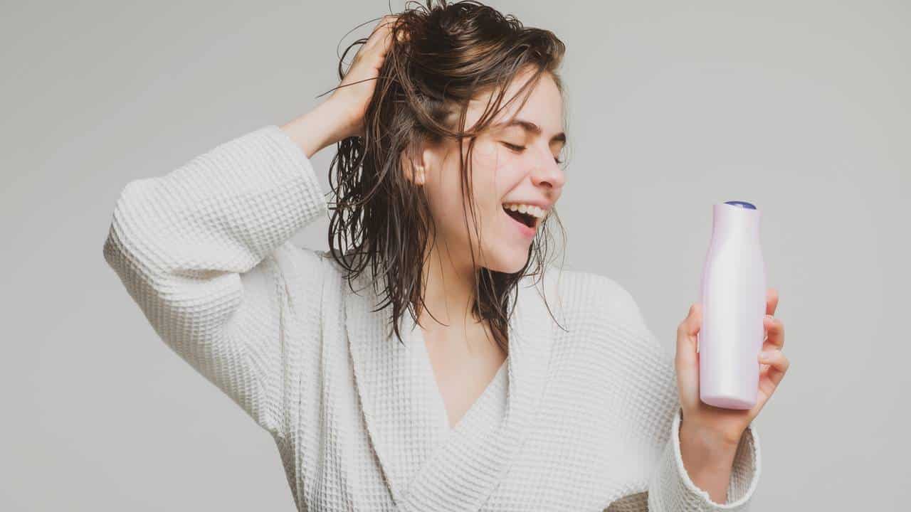 POR QUE tem mulher colocando sal ao shampoo para lavar o cabelo?