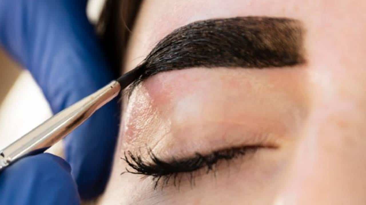 3 ingredientes: Tinta caseira perfeita para definir suas sobrancelhas