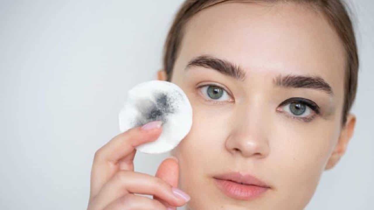 Dica simples para remover maquiagem à prova d’água sem gastar