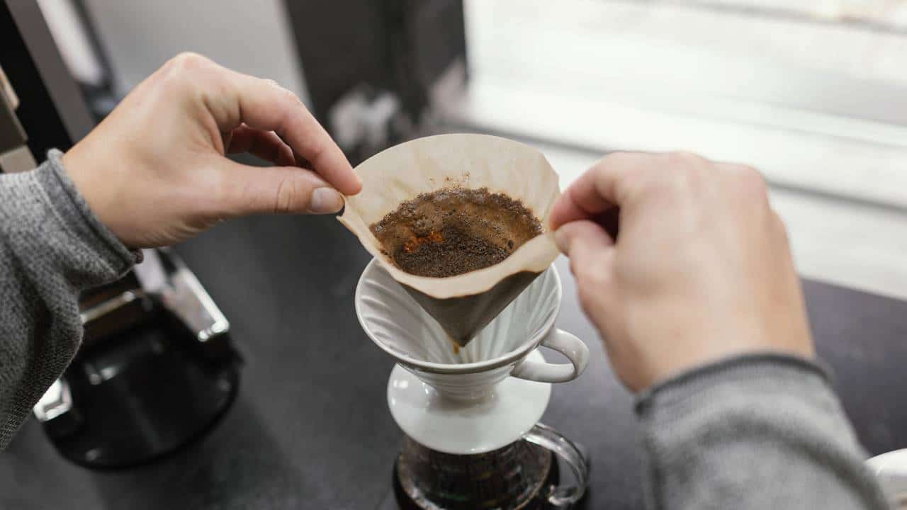 EU PAREI DE DESCARTAR AS BORRAS DE CAFÉ – Aqui estão os 10 motivos surpreendentes!