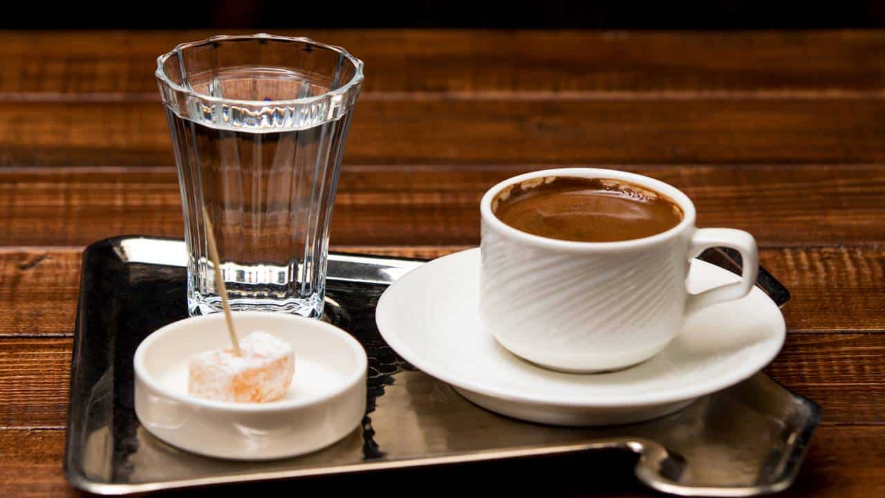 Afinal: você deve beber água antes ou depois do café? Veja a resposta correta