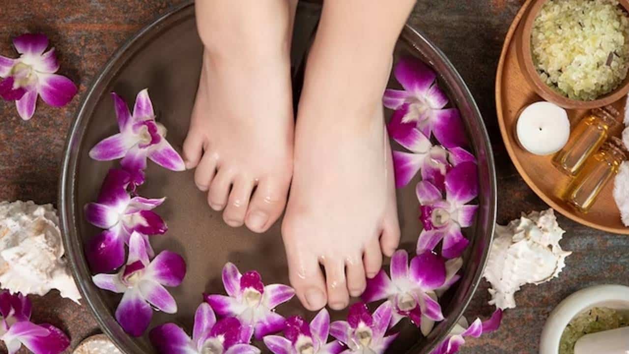 Descubra os benefícios de mergulhar os pés em vinagre