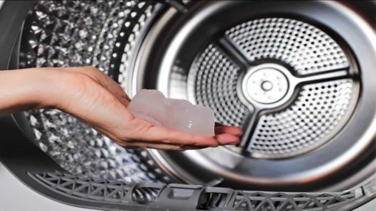 POR QUE você deve colocar cubos de gelo na máquina de lavar?