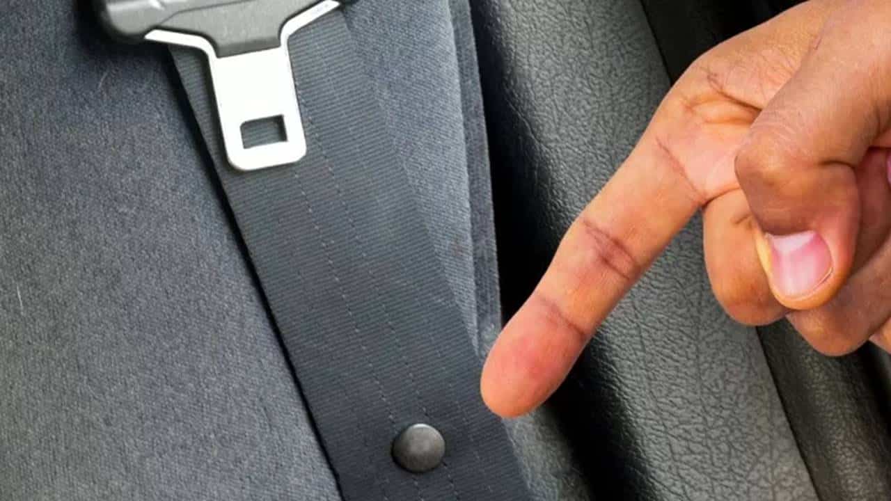 Para que serve o botão do cinto de segurança do seu carro? Poucos sabem a sua utilidade