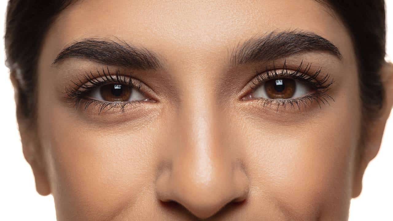 Tome esta vitamina para prevenir cabelos grisalhos nas sobrancelhas