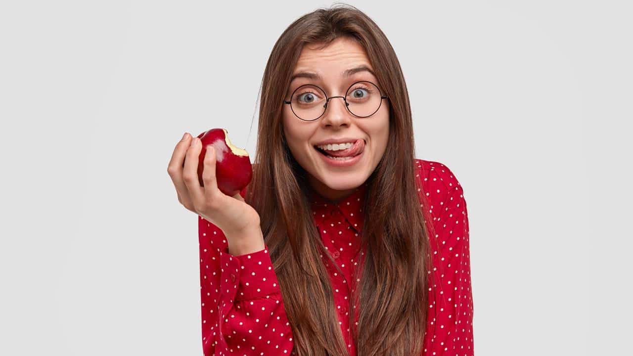 Qual é o melhor horário para comer maçã? De manhã ou à noite? Aqui nós explicamos