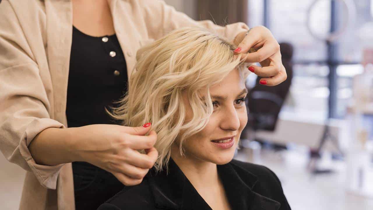 Peça este corte de cabelo no salão para ficar 10 ANOS MAIS JOVEM!