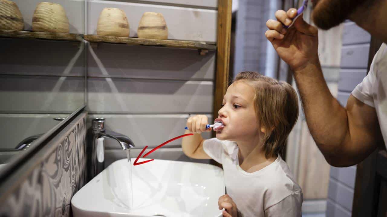 Você DEVE ou NÃO molhar a escova de dentes antes de usar pasta de dente? A resposta vai te surpreender!