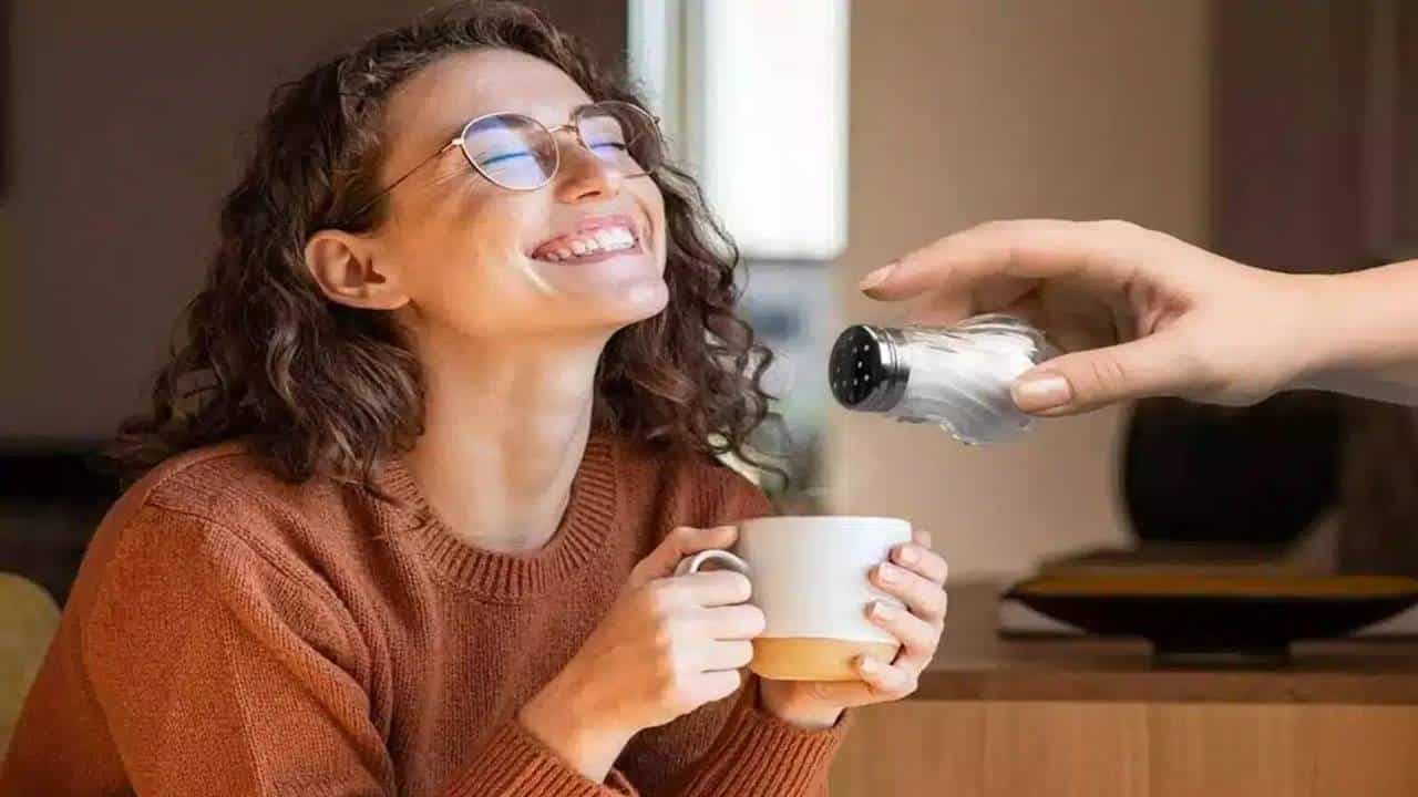 O truque que está fazendo SUCESSO nos Estados Unidos do sal no café: estudo diz que você vai amar mais