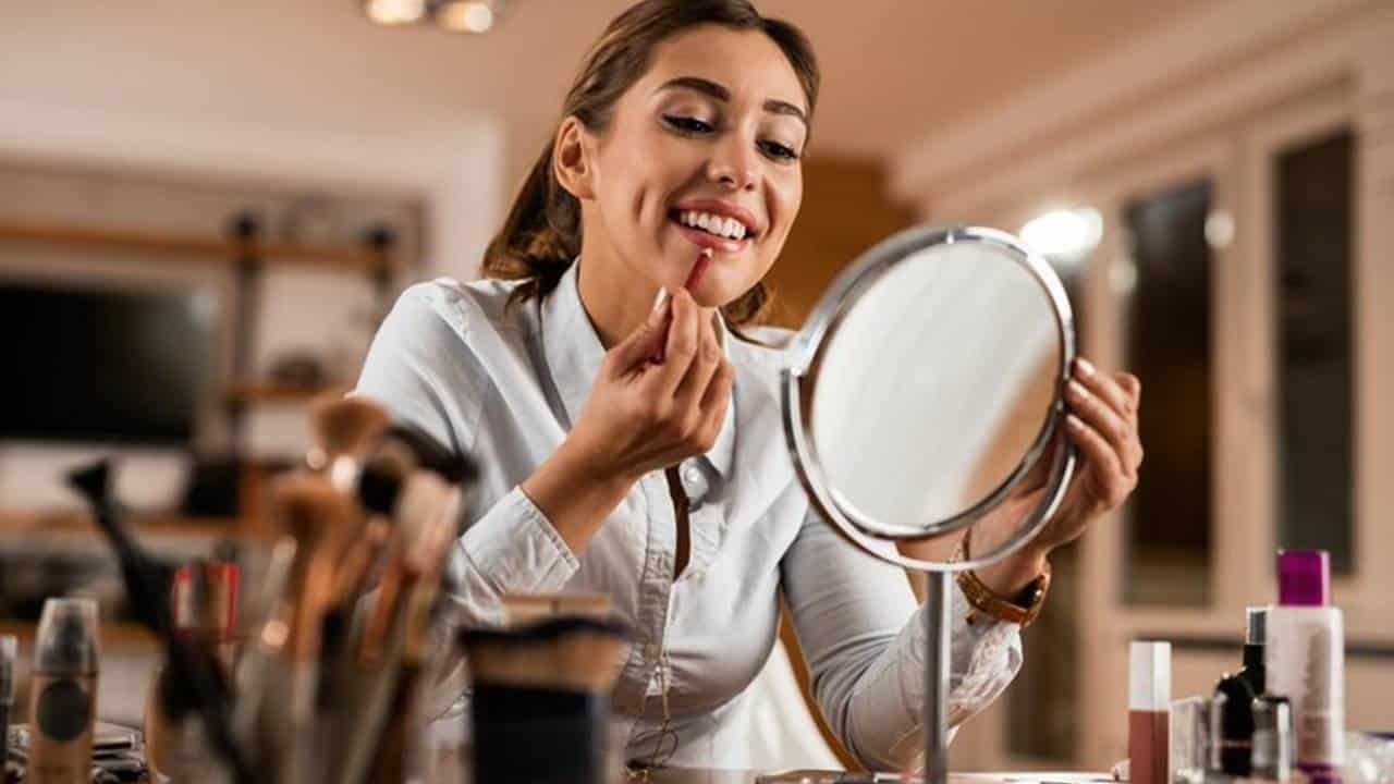 5 maneiras de TRANSFORMAR sua maquiagem de escritório em um look noturno