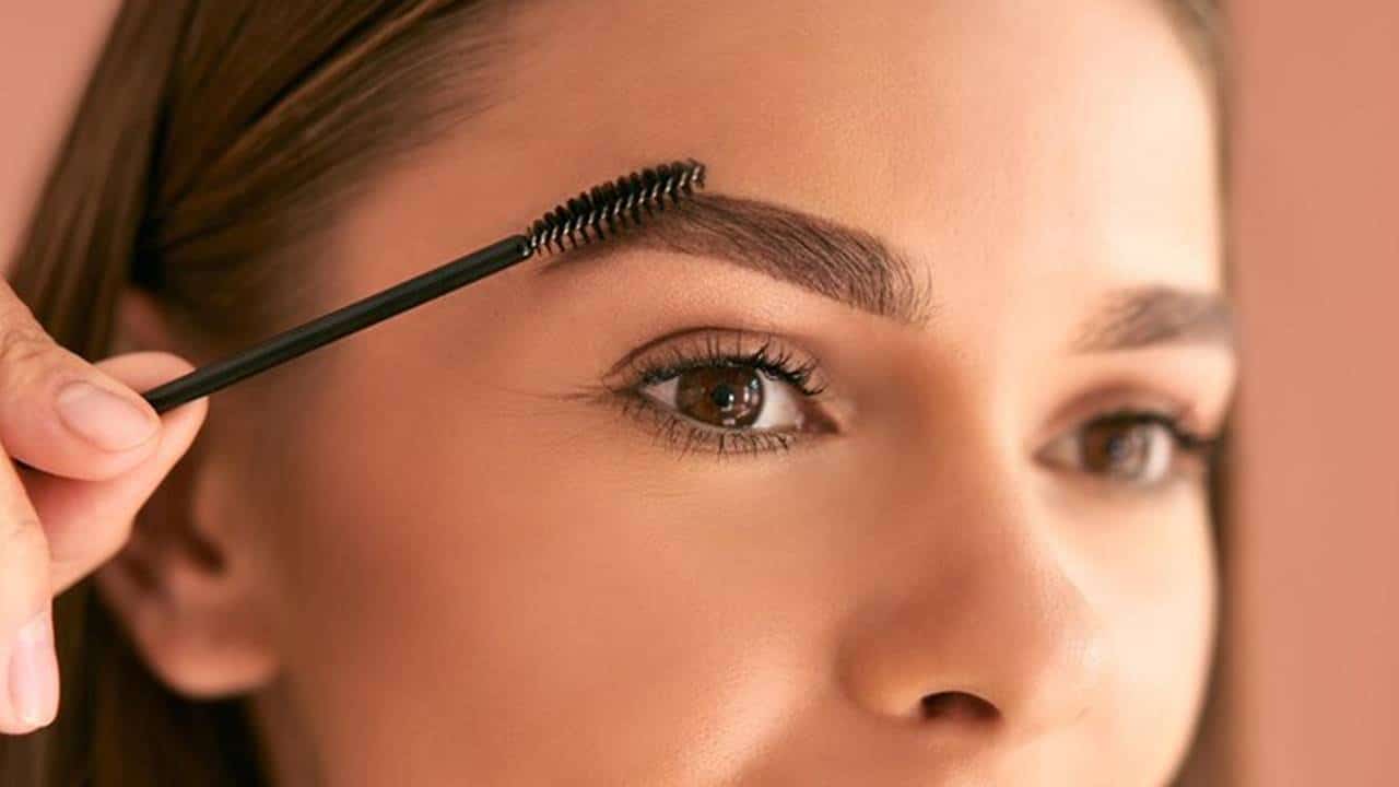 Defina seu visual fazendo sua própria cera de sobrancelha