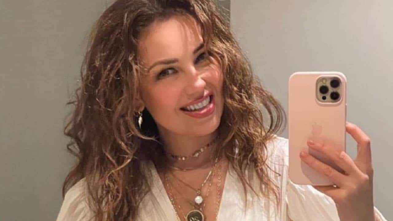 Melhor que Botox: Thalía REVELA SEGREDO para produzir colágeno em casa – é POR ISSO que ela parece ter 30 anos aos 50