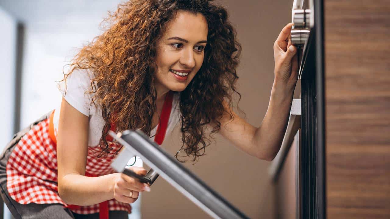 Descubra por que as pessoas colocam folhas de louro no forno