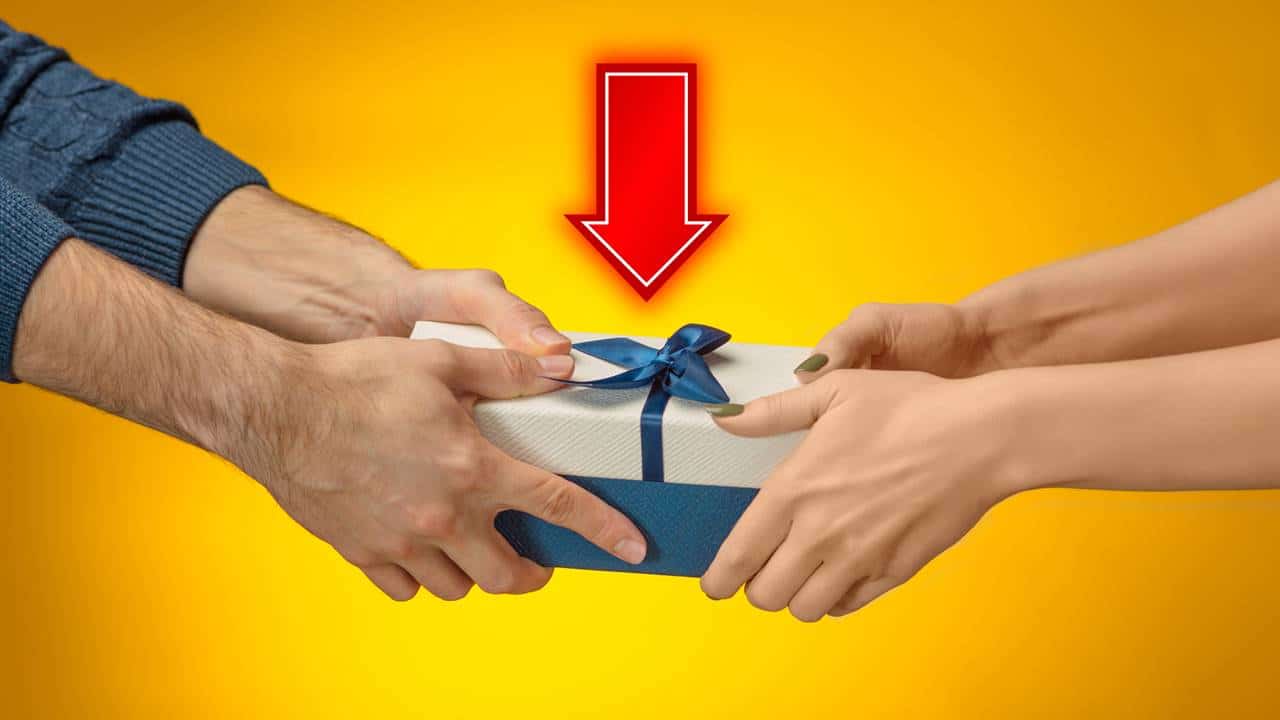 5 coisas que você NUNCA deve dar de presente porque atraem MÁ SORTE