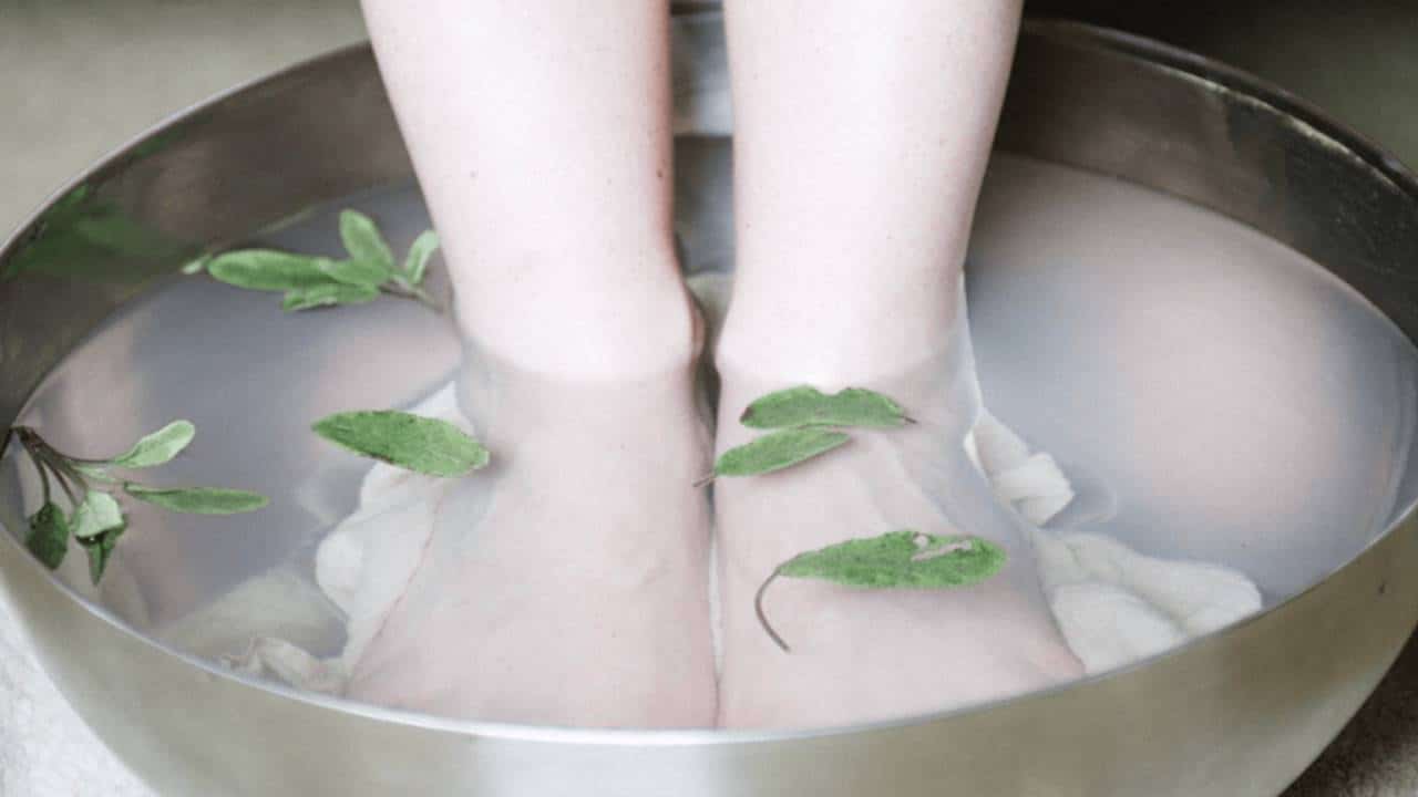 Mergulhe os pés em uma bacia de vinagre e veja o que acontece a seguir!
