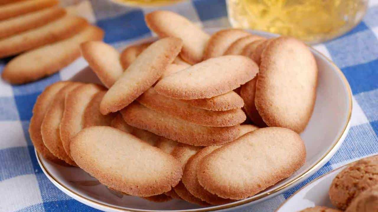 Biscoitos língua de gato com 4 ingredientes: Deliciosos e fáceis!