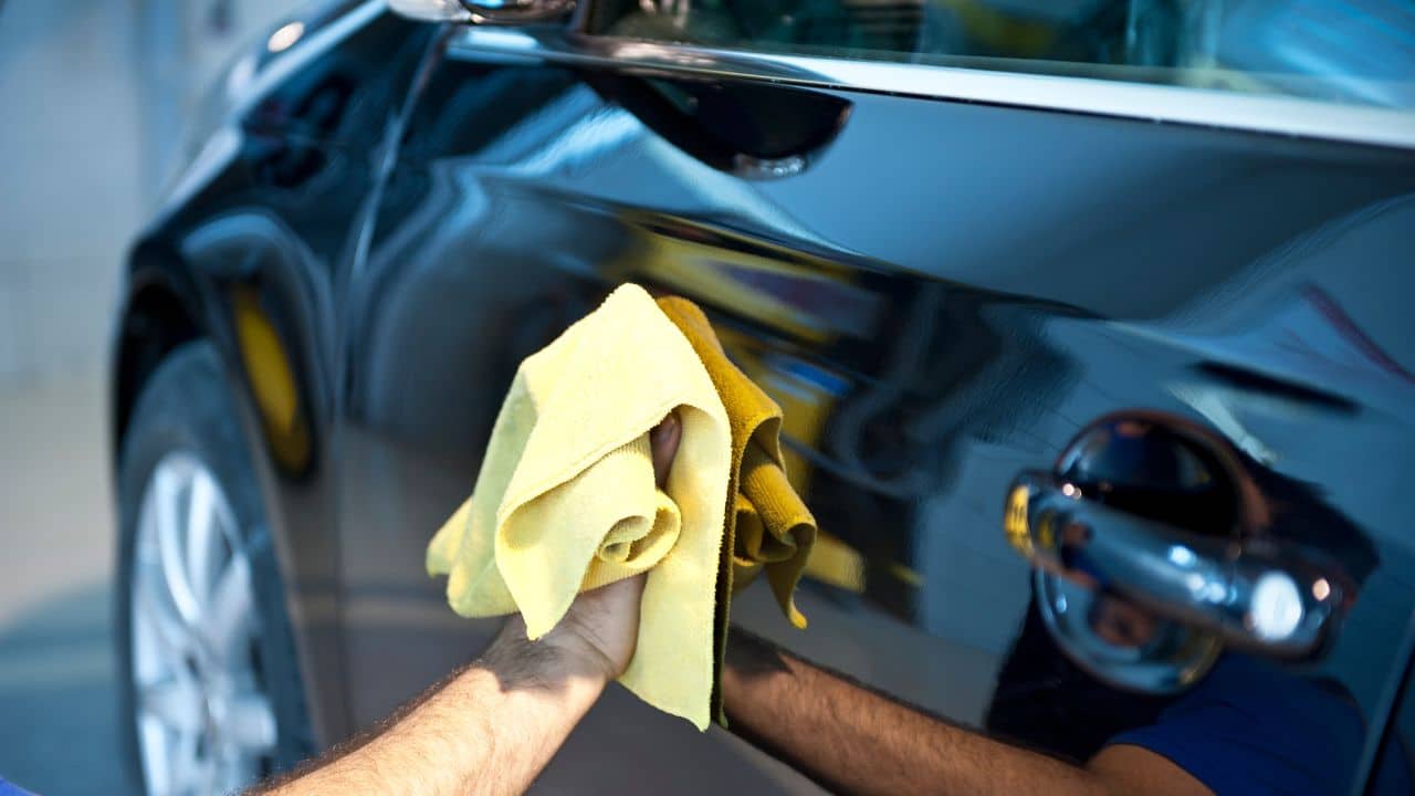 Remédio caseiro com vinagre para tirar marcas de água do carro